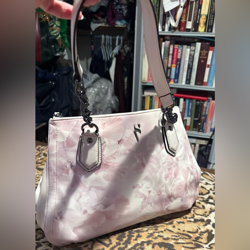 Simply Vera pink /white purse
Many compartments

FREE SHIPPING